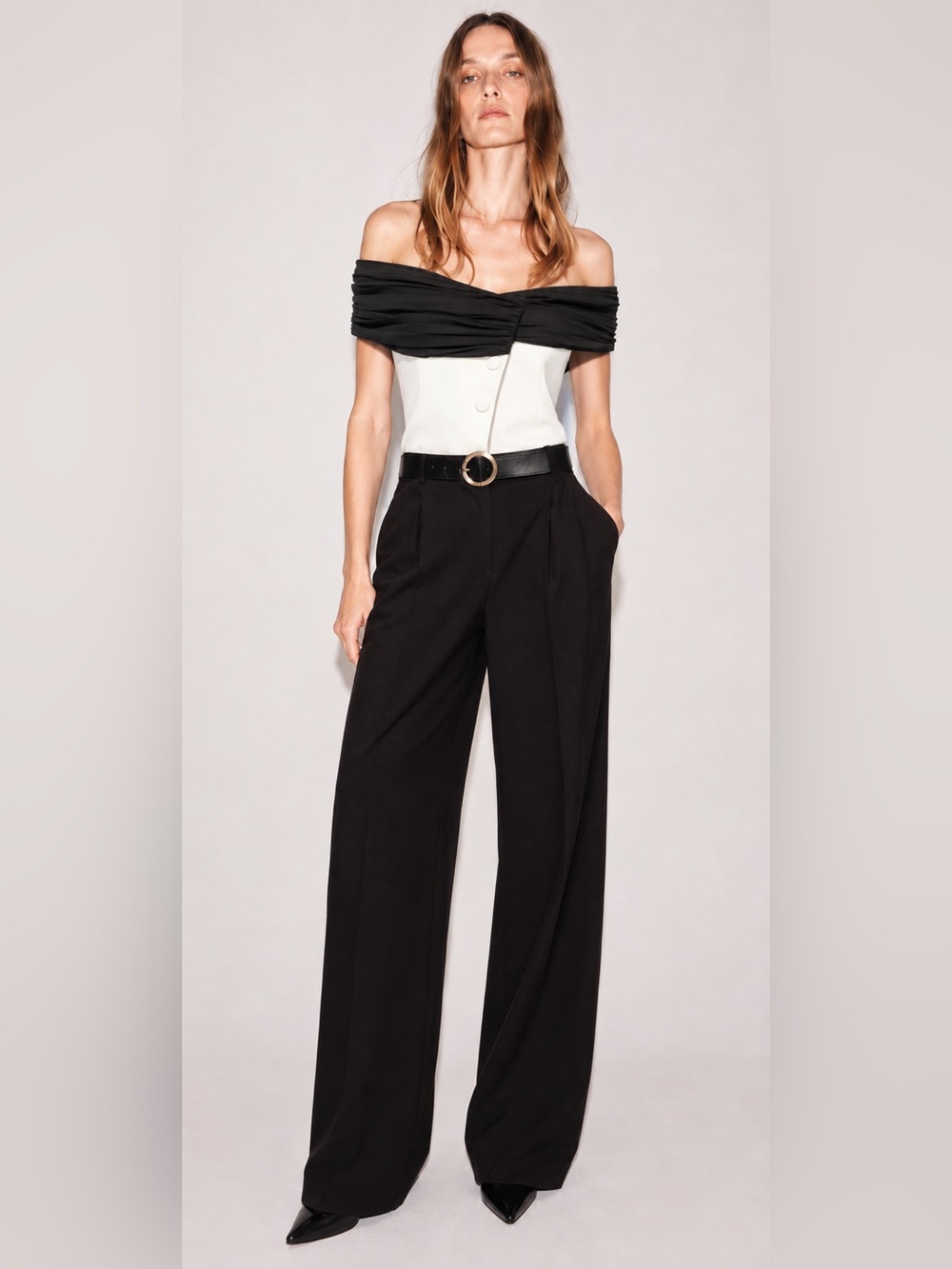 TREND NWT ZARA BUSTIER TOP Off Shoulder size XS and S
🚨NO DISCOUNT ON THIS TOP